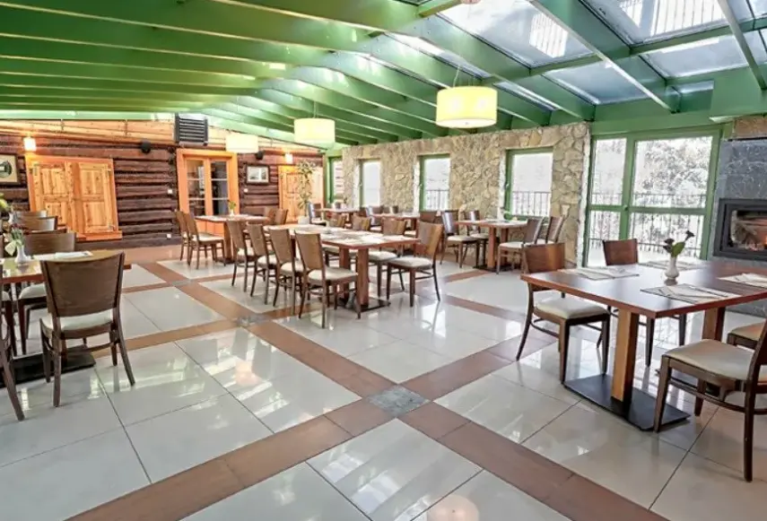 Restauracja i jedzenie w hotelu Modrzewiówka