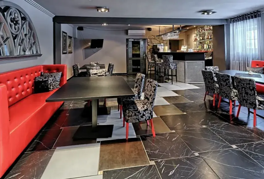 Restauracja i jedzenie w hotelu Modrzewiówka