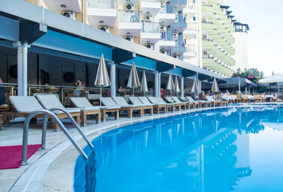 Basen w hotelu Monte Carlo (Alanya)