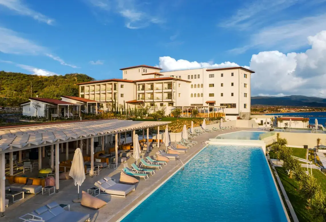 Basen w hotelu Mount Athos Resort