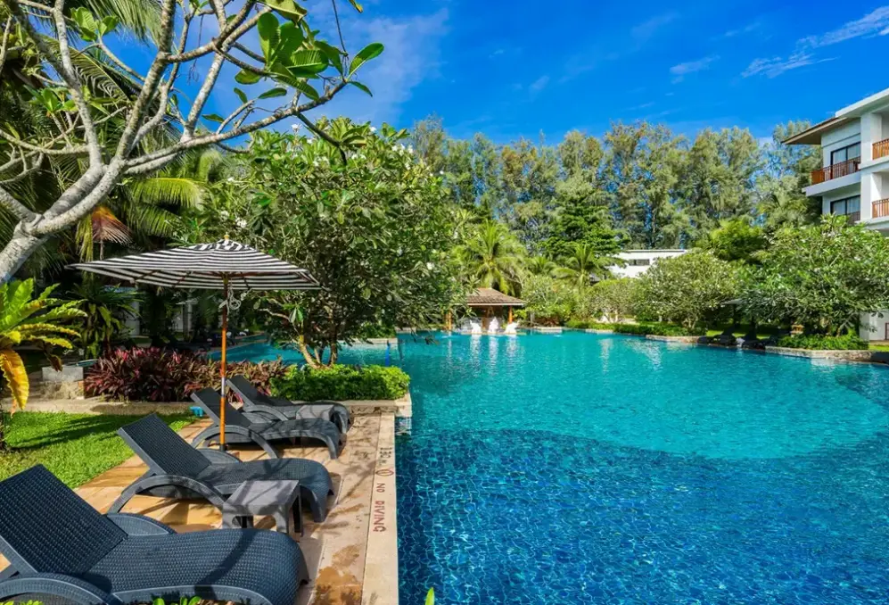 Basen w hotelu Naithonburi Beach Resort