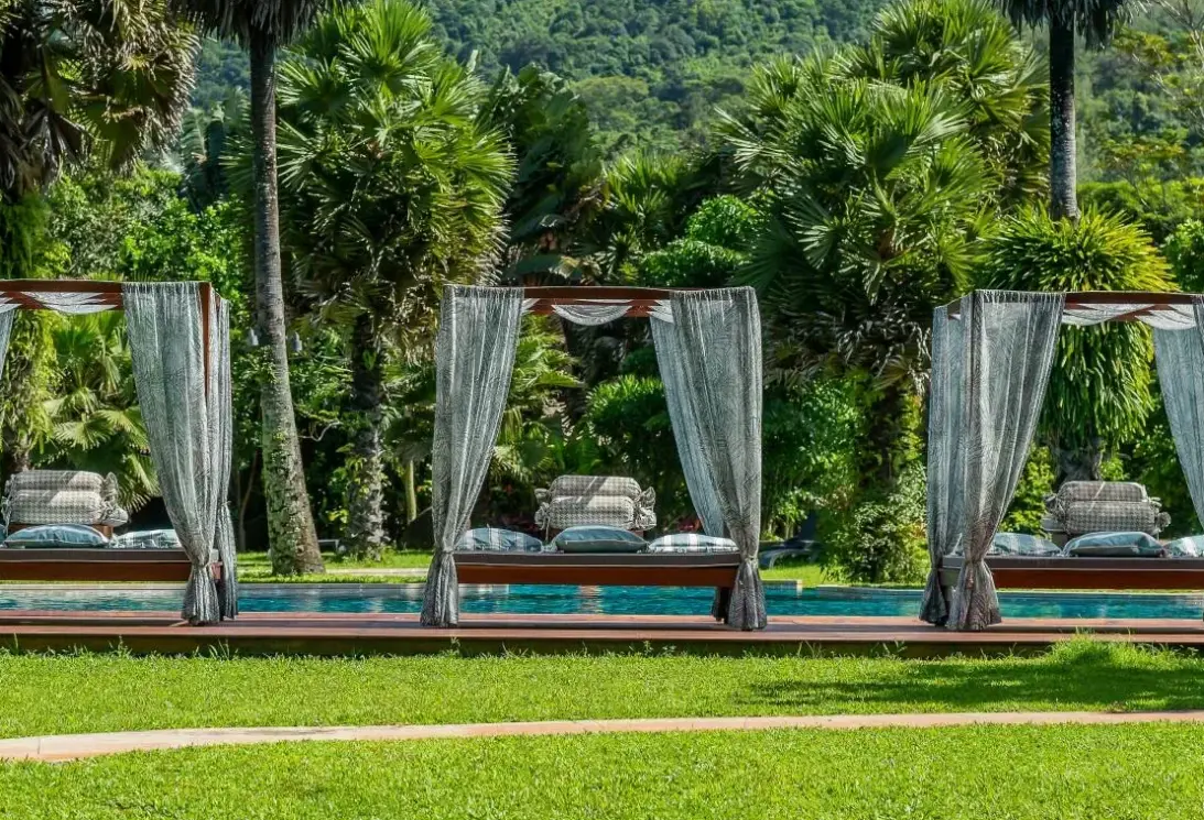 Basen w hotelu Naithonburi Beach Resort