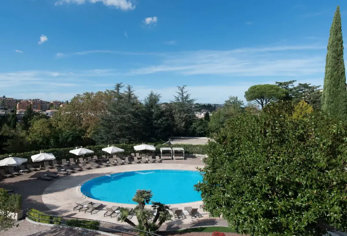 Basen w hotelu NH Villa Carpegna