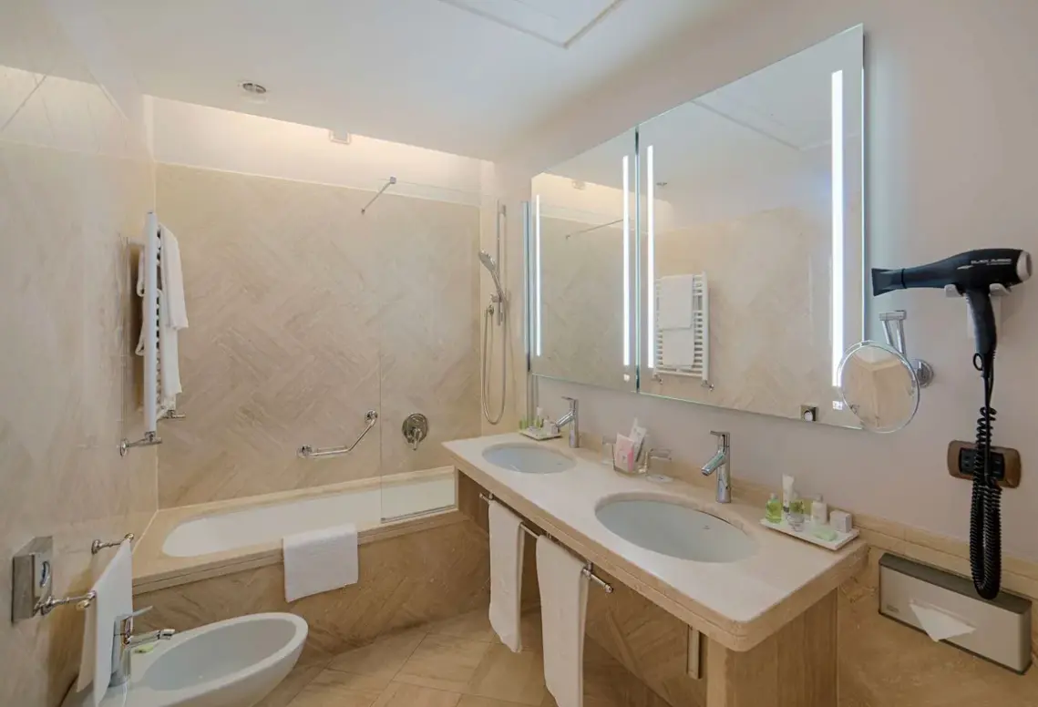 Łazienka w pokoju hotelu NH Villa Carpegna
