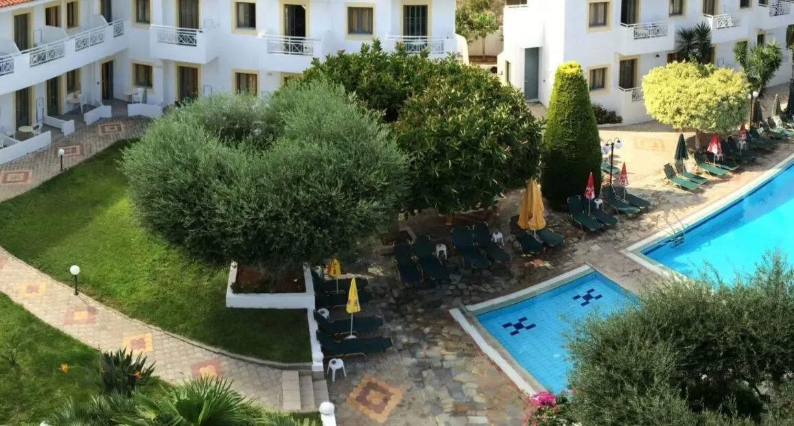 Basen w hotelu Nikolas Villas