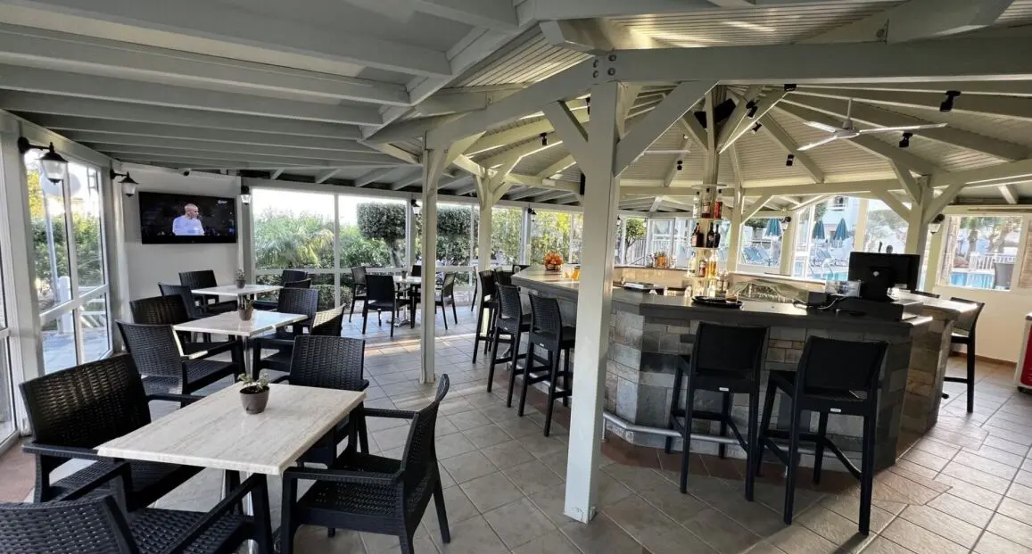 Restauracja i jedzenie w hotelu Nikolas Villas