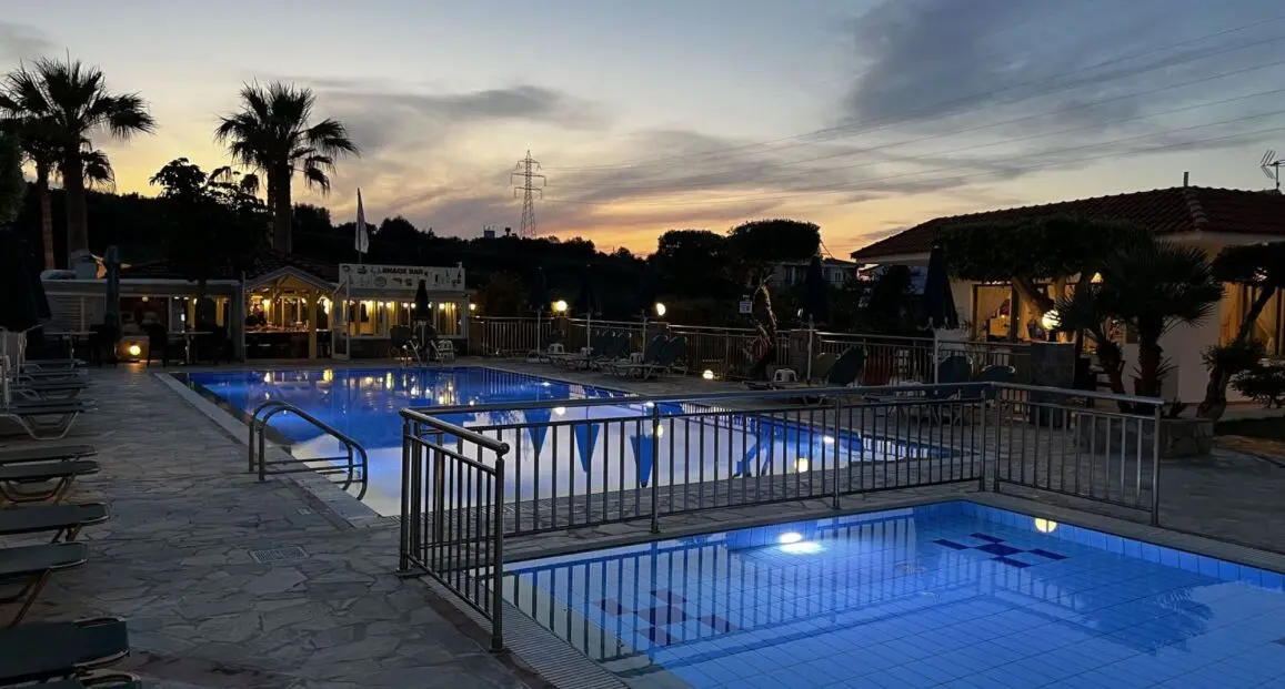 Basen w hotelu Nikolas Villas