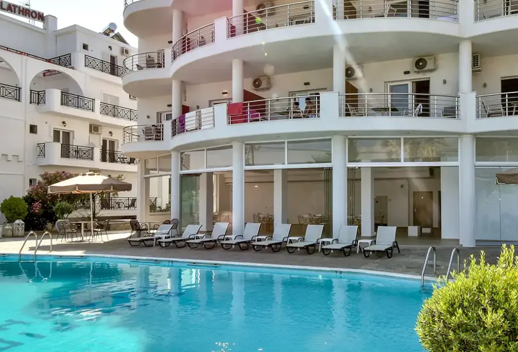Basen w hotelu Olimpion Melathron