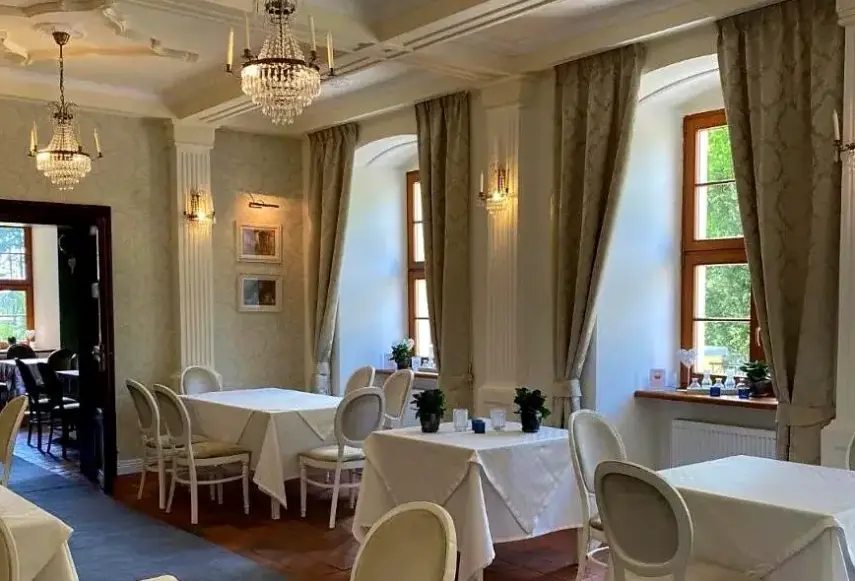 Restauracja i jedzenie w hotelu Pałac w Rymaniu