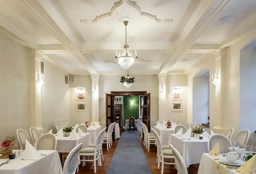 Restauracja i jedzenie w hotelu Pałac w Rymaniu