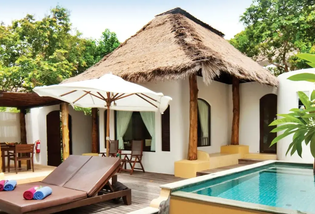 Basen w hotelu Paradee Resort