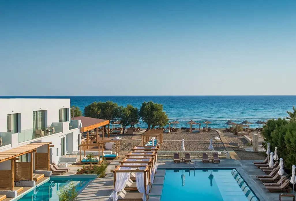 Plaża przy hotelu Paralos Lifestyle Beach (ex Enorme Lifestyle Beach)