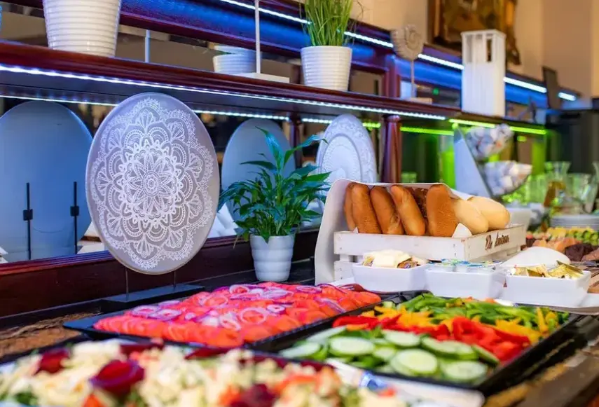 Restauracja i jedzenie w hotelu Park Kajetany