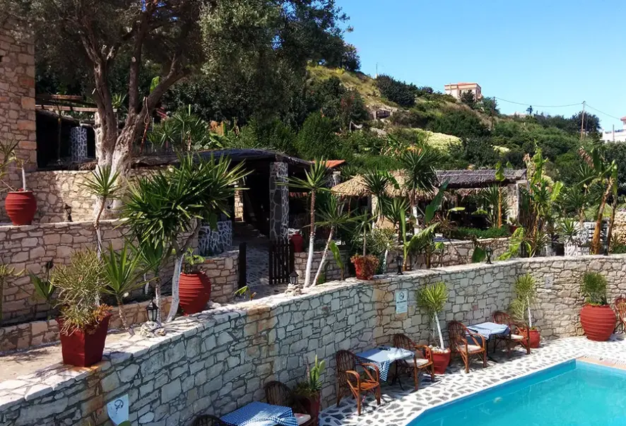 Basen w hotelu Petrino Horio Stone Village