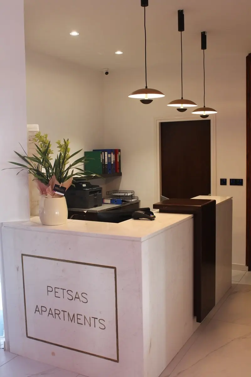 Lobby hotelu Petsas Apartments (Coral Bay)