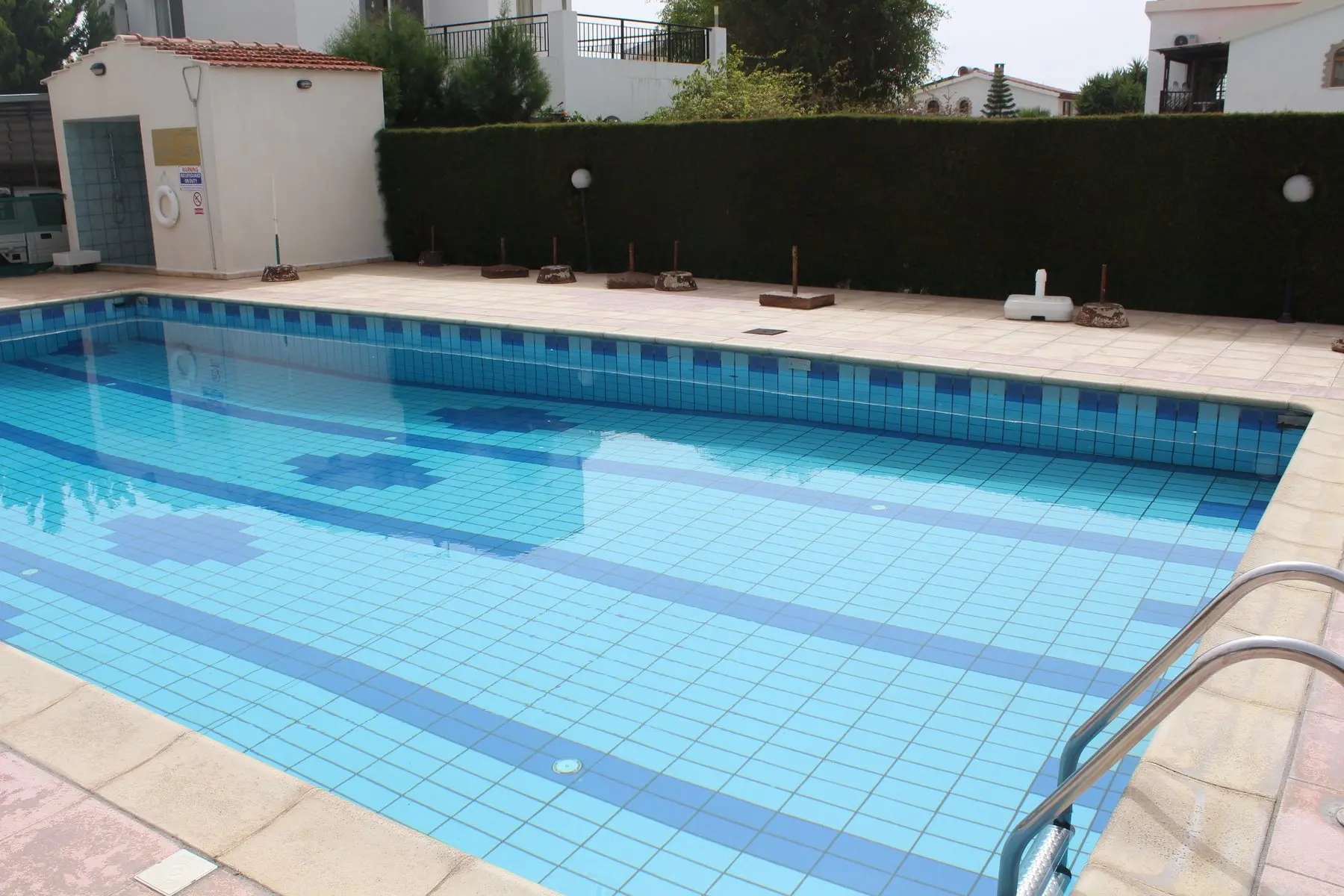 Basen w hotelu Petsas Apartments (Coral Bay)