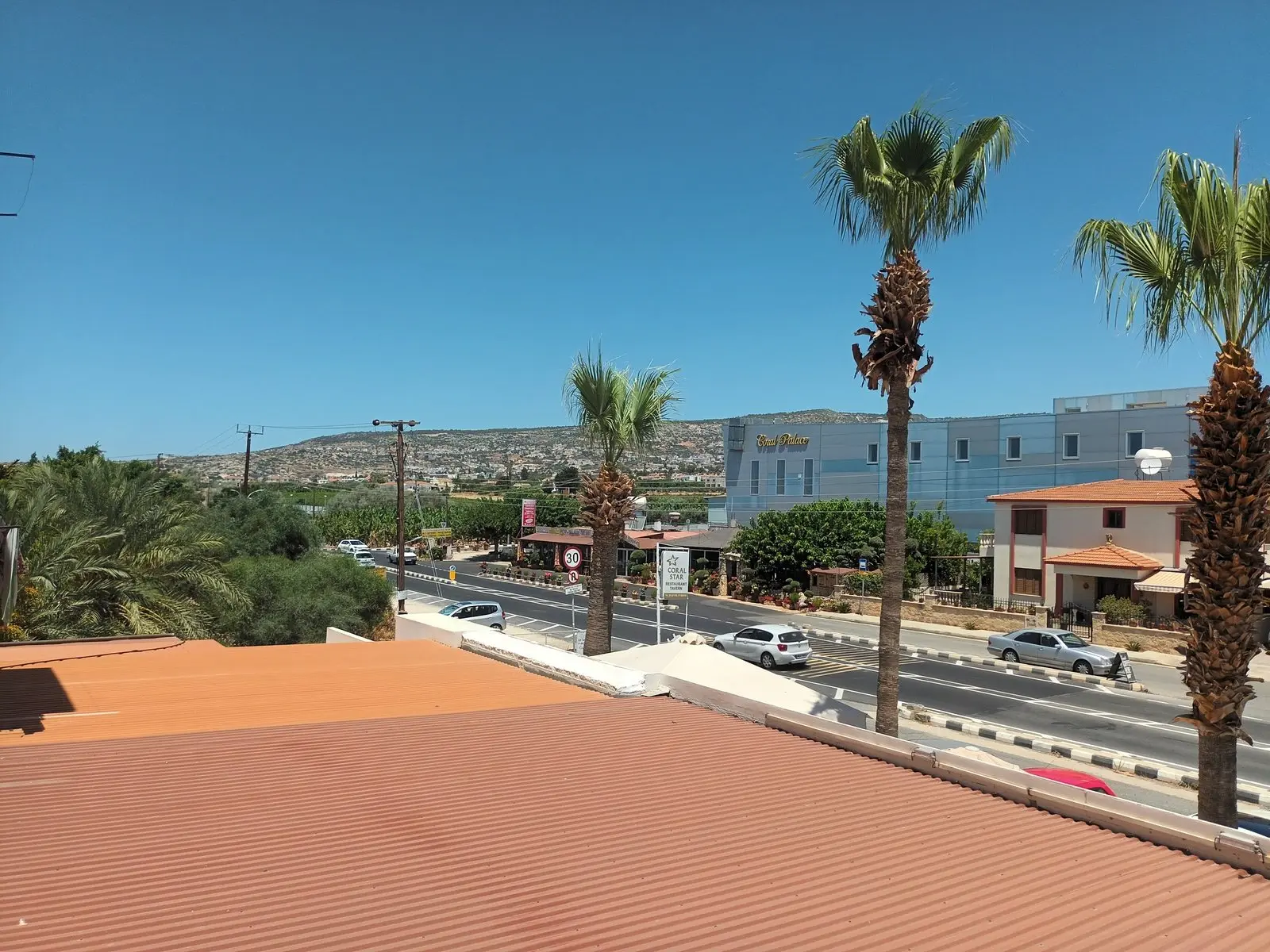 Widok z hotelu Petsas Apartments (Coral Bay)