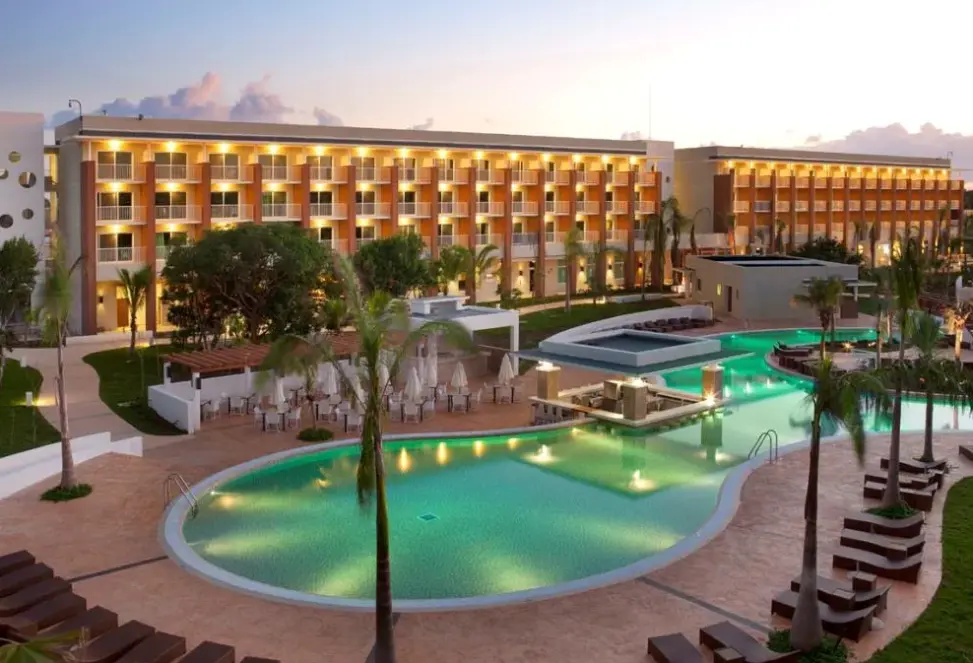 Basen w hotelu Playa Vista Azul (ex. Ocean Vista Azul)
