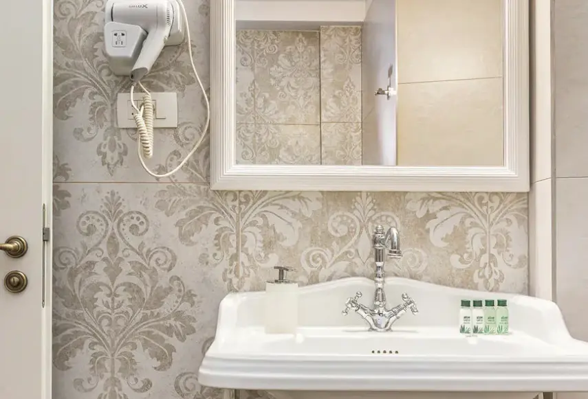 Łazienka w pokoju hotelu Plaza Marchi Old Town