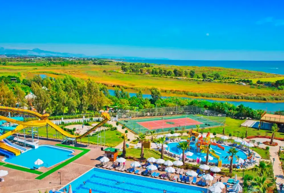 Basen w hotelu Port Nature Luxury Resort