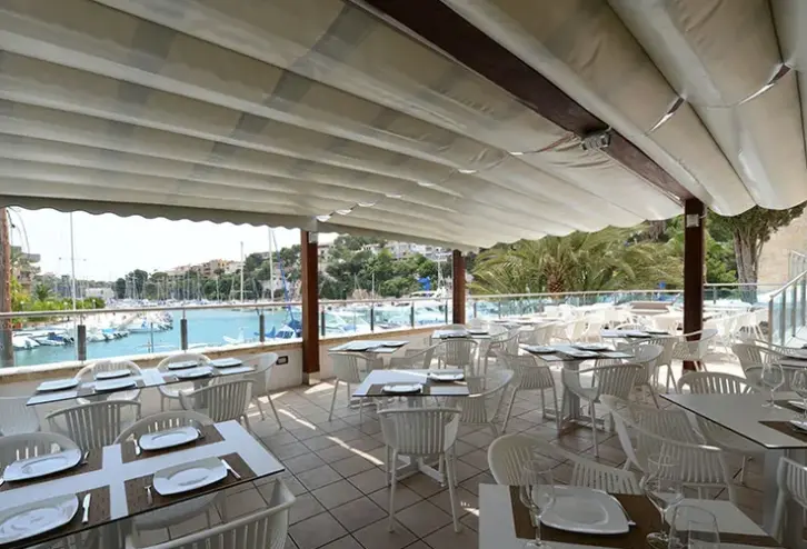 Basen w hotelu Porto Drach