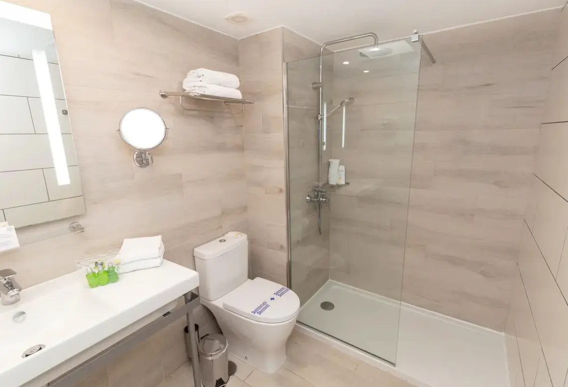 Łazienka w pokoju hotelu R2 Bahia Kontiki
