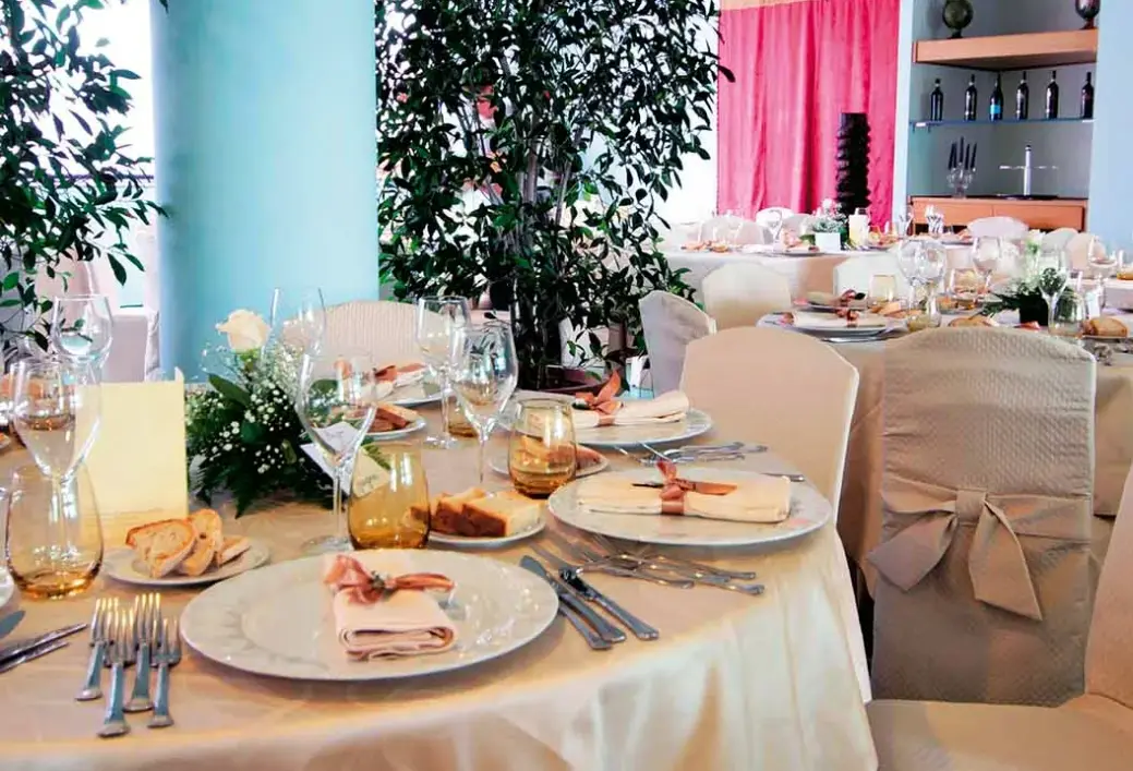 Restauracja i jedzenie w hotelu Rada Siri