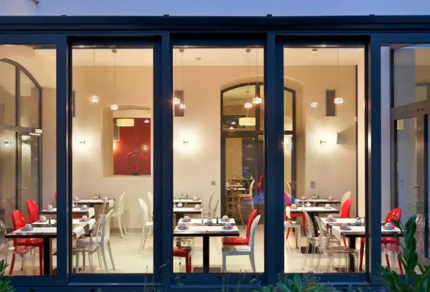 Restauracja i jedzenie w hotelu Red and Blue Design