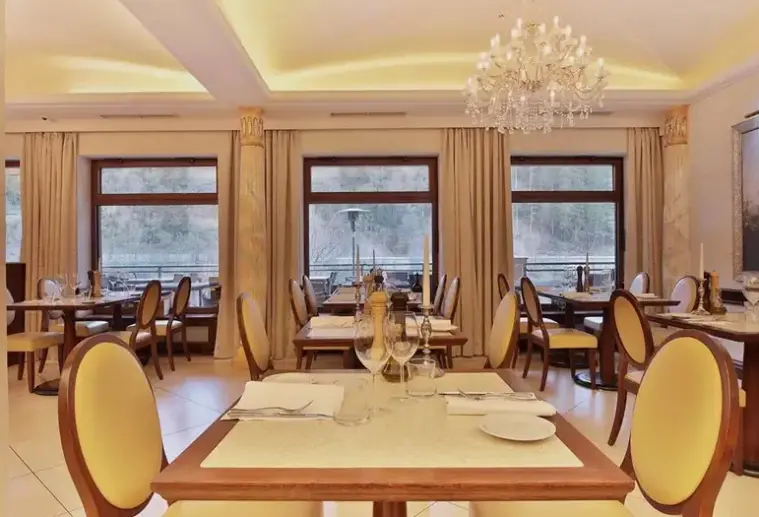 Restauracja i jedzenie w hotelu Retro Riverside Wellness Resort