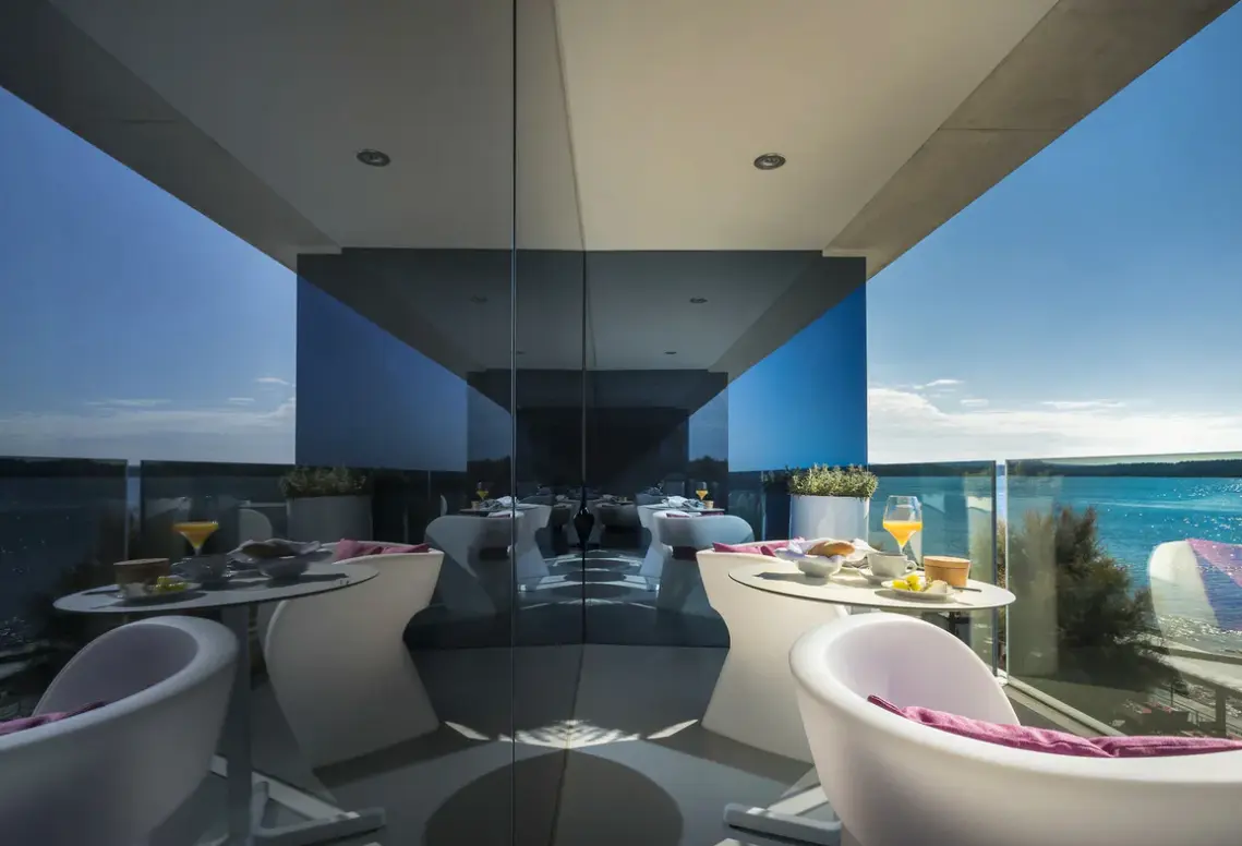 Basen w hotelu Rivalmare Boutique