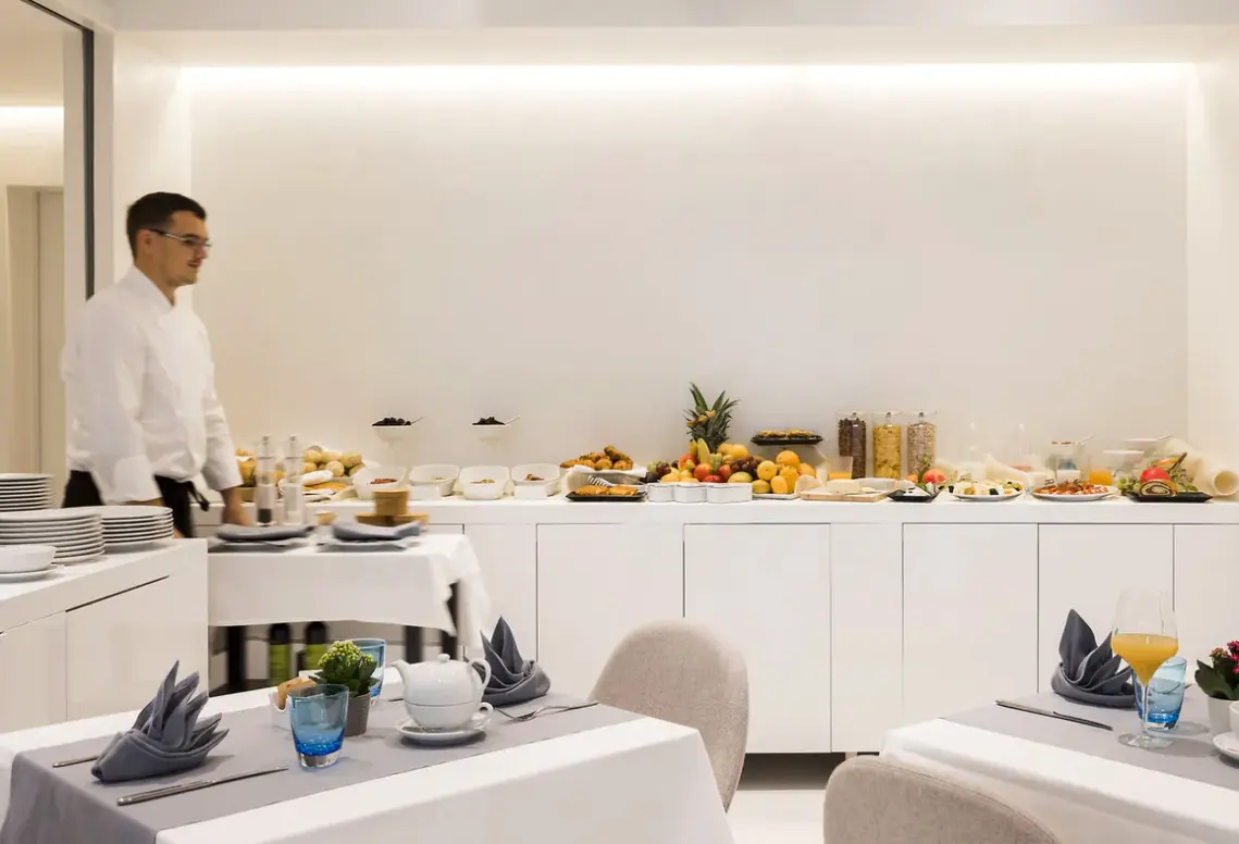Restauracja i jedzenie w hotelu Rivalmare Boutique