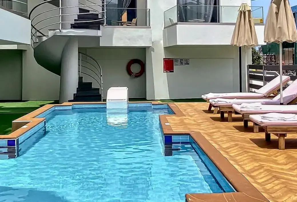 Basen w hotelu Romanias Apartments