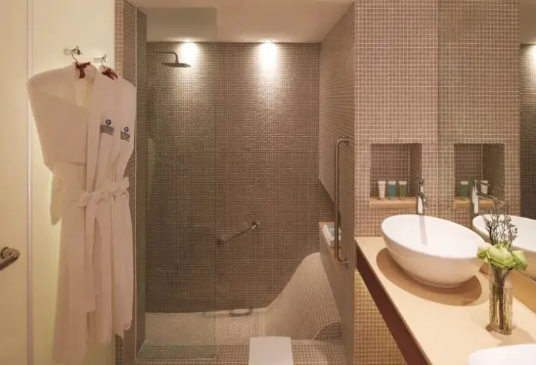 Łazienka w pokoju hotelu SAii Laguna Phuket (ex. Outrigger Laguna Phuket Beach Resort)