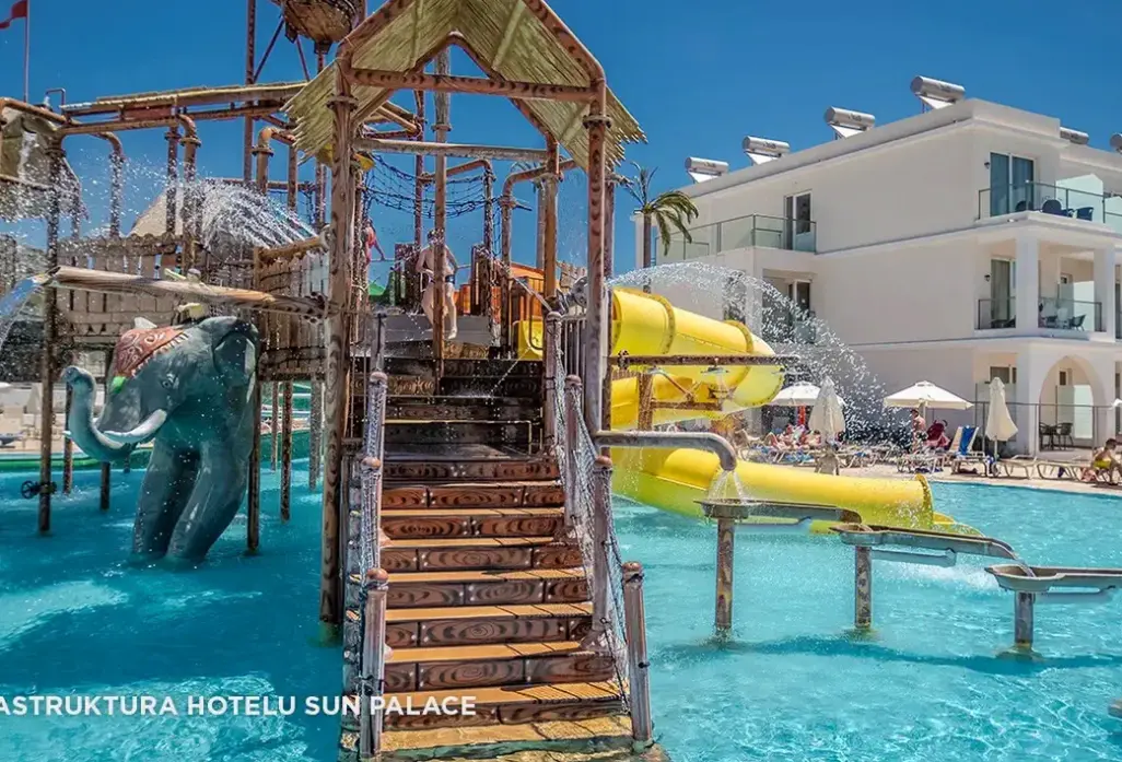 Basen w hotelu Sandy Beach Faliraki by Sun Palace
