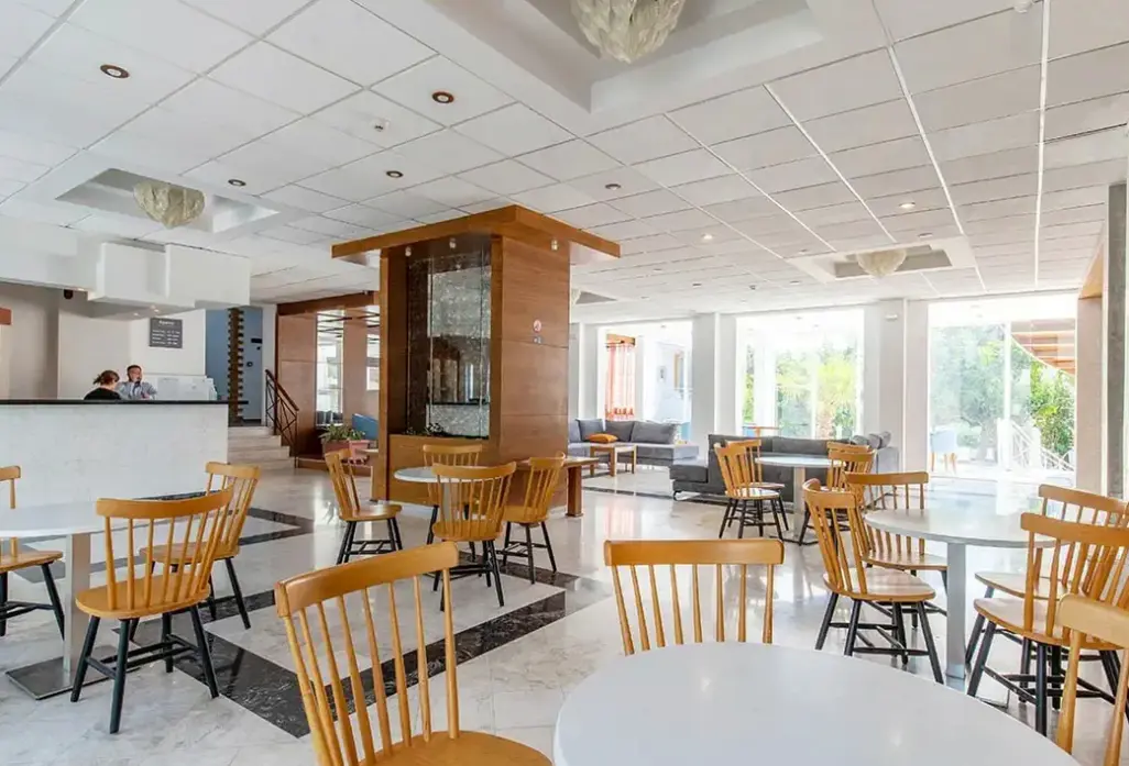 Restauracja i jedzenie w hotelu Sandy Beach Faliraki by Sun Palace