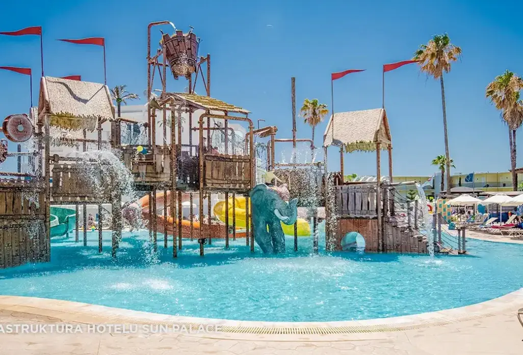 Basen w hotelu Sandy Beach Faliraki by Sun Palace