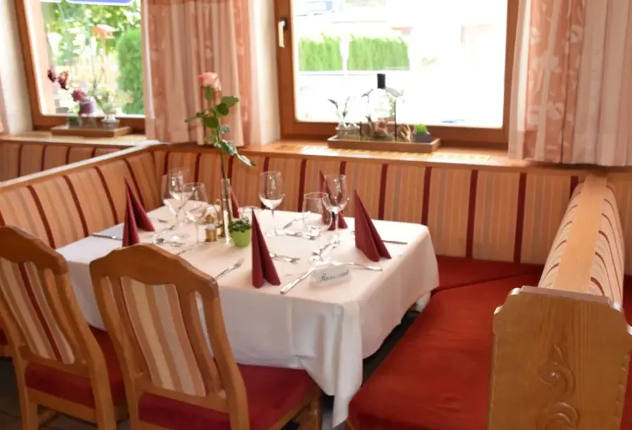 Restauracja i jedzenie w hotelu Schermer