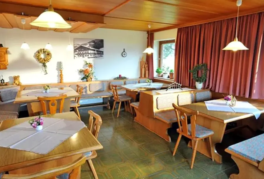 Restauracja i jedzenie w hotelu Schmiedhof (Stumm)