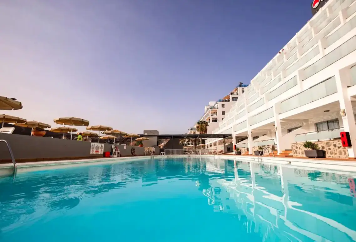 Basen w hotelu Servatur Castillo de Sol