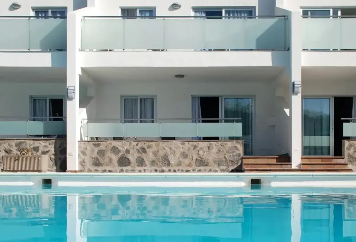 Basen w hotelu Servatur Castillo de Sol