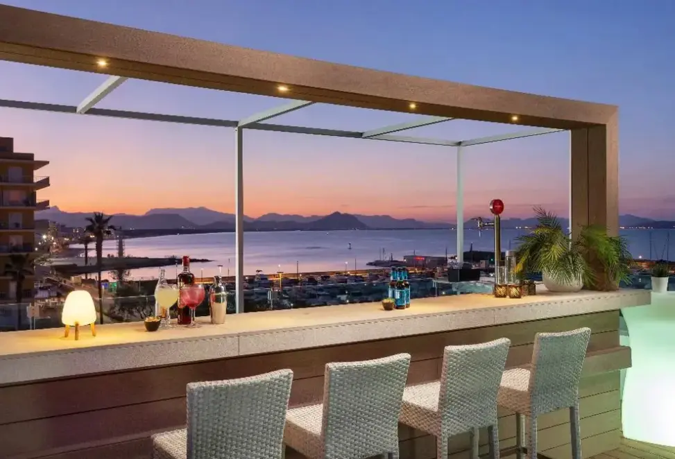 Restauracja i jedzenie w hotelu Som Llaut Boutique