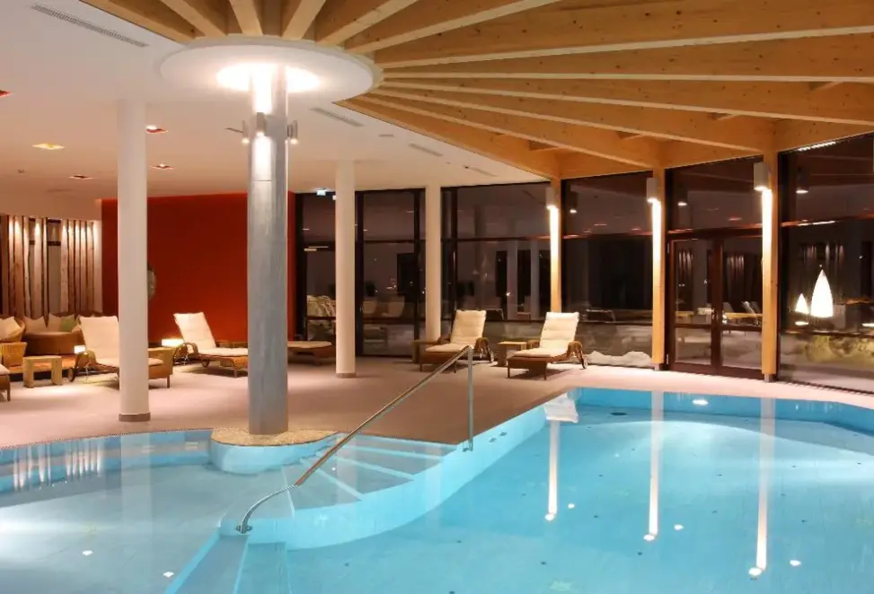 Basen w hotelu Spa Hotel Zedern Klang