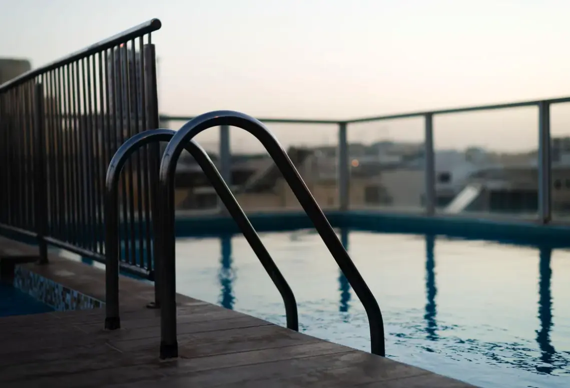 Basen w hotelu ST Bayview (Malta)