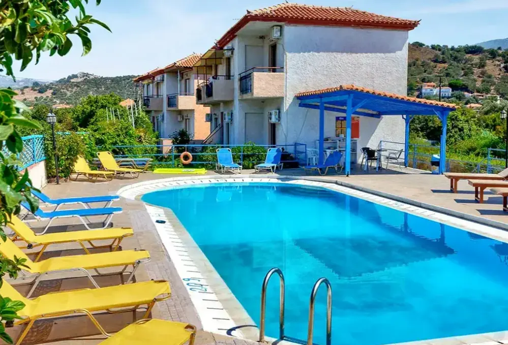 Basen w hotelu Studia Nikos