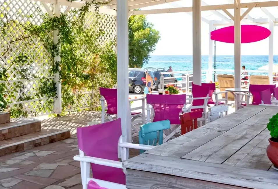 Plaża przy hotelu Studia Nikos