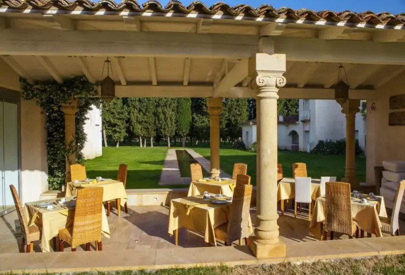 Restauracja i jedzenie w hotelu Tarthesh