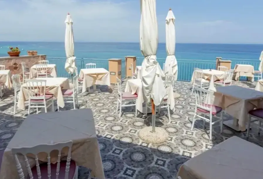 Plaża przy hotelu Terrazzo Sul Mare