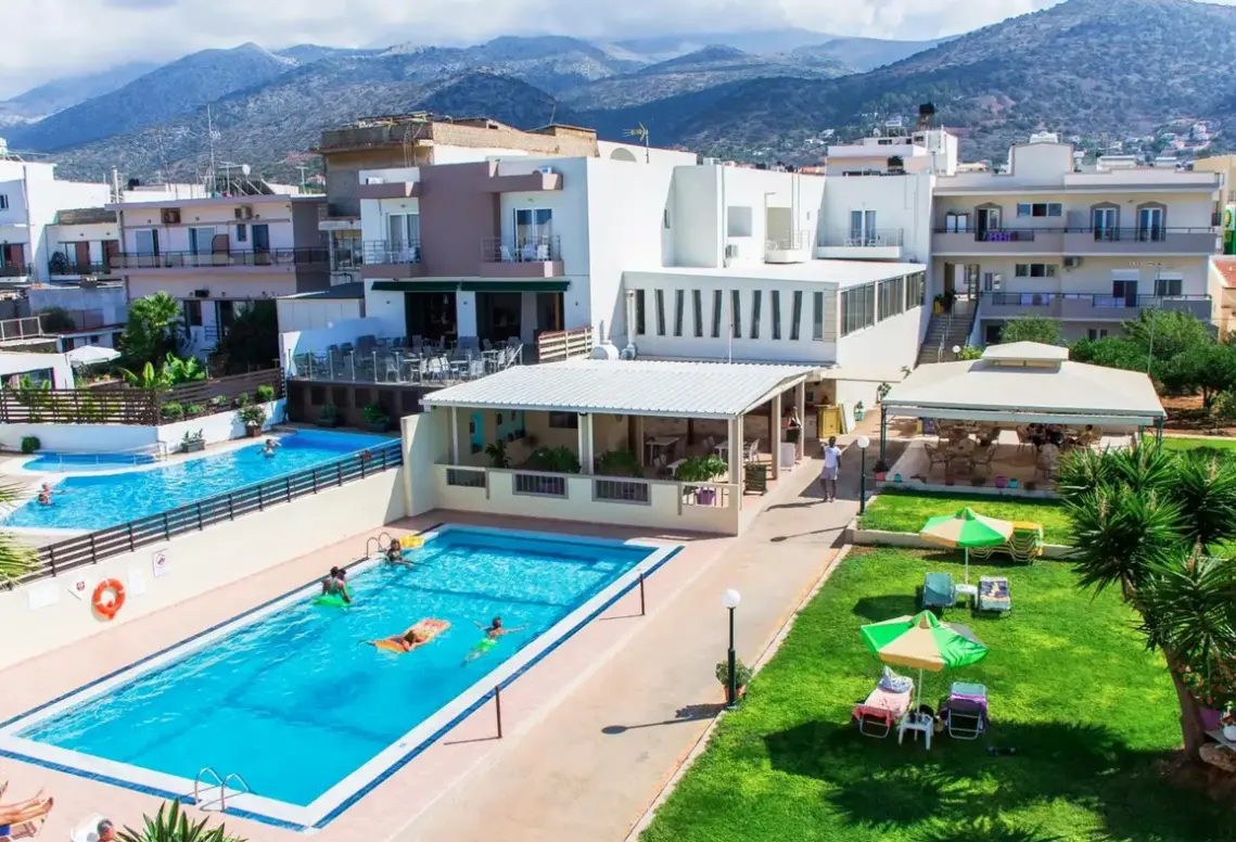 Basen w hotelu Theoni