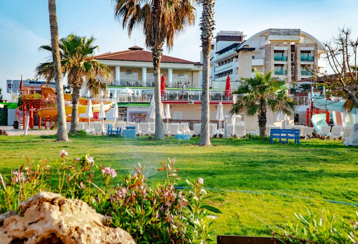 Plaża przy hotelu Throne Beach