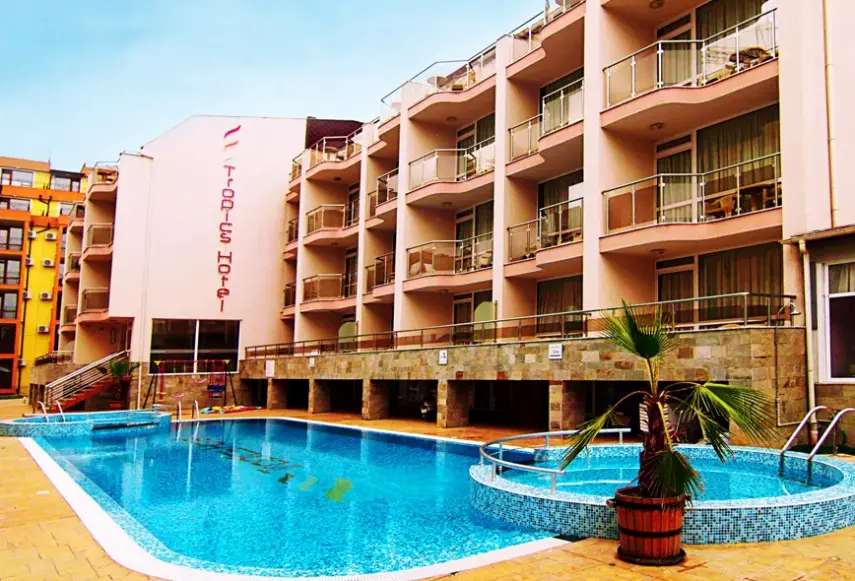 Basen w hotelu Tropics